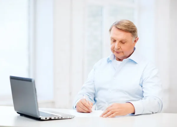 Viejo llenando un formulario en casa —  Fotos de Stock