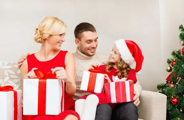 Glückliche Familie öffnet Geschenkboxen — Stockfoto