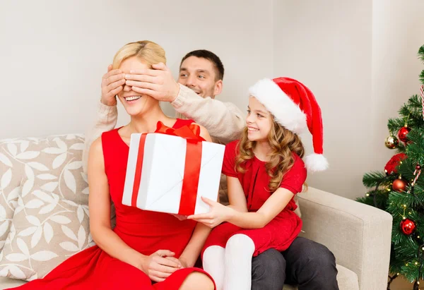Pai e filha surpresa mãe com caixa de presente — Fotografia de Stock