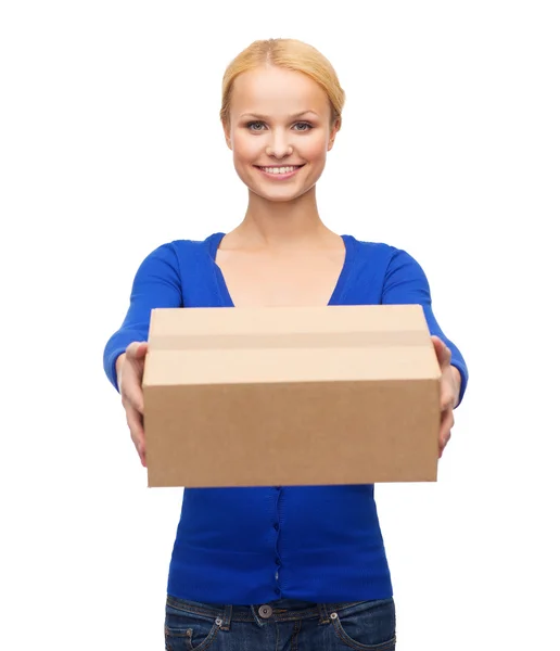 Mujer sonriente en ropa casual con caja de paquetes —  Fotos de Stock