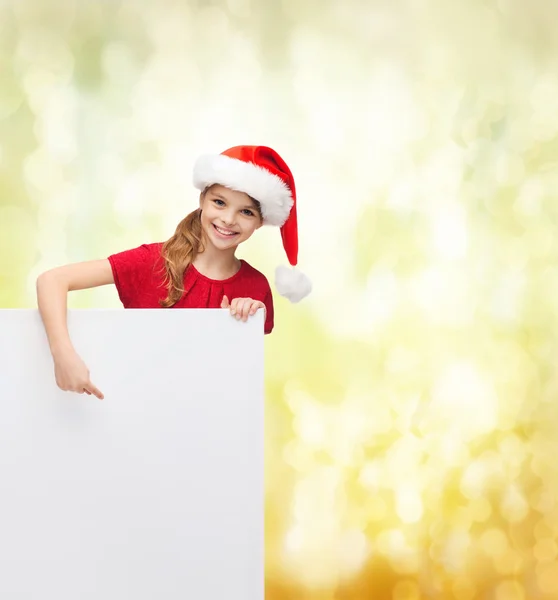 Kind in helper kerstmuts met een leeg wit bord — Stockfoto