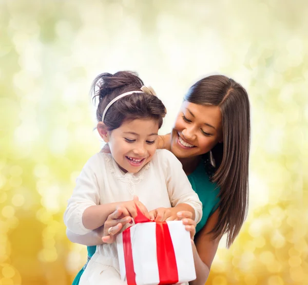 Ευτυχισμένος κορίτσι μητέρα και το παιδί με το κιβώτιο δώρων — Φωτογραφία Αρχείου
