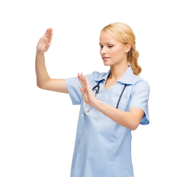 Arzt oder Krankenschwester arbeiten mit virtuellem Bildschirm — Stockfoto