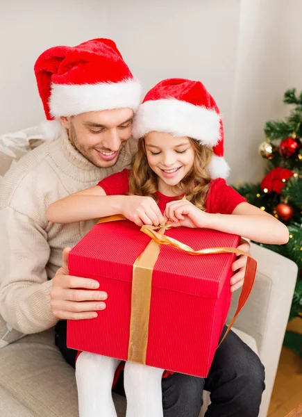 Sorrindo pai e filha caixa de presente de abertura — Fotografia de Stock