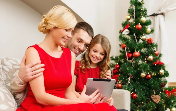 Lächelnde Familie mit Tablet-PC — Stockfoto