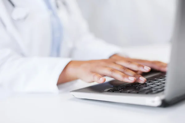 Female doctor using her laptop computer — Stock Photo, Image