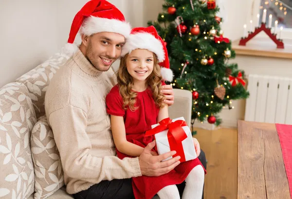 Sonriente padre e hija sosteniendo caja de regalo —  Fotos de Stock