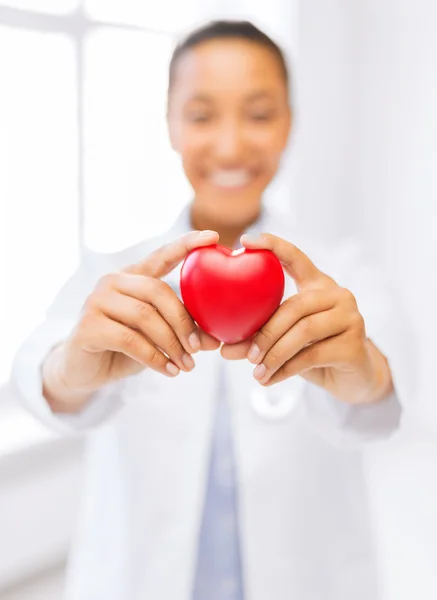 Manos de mujer con corazón — Foto de Stock