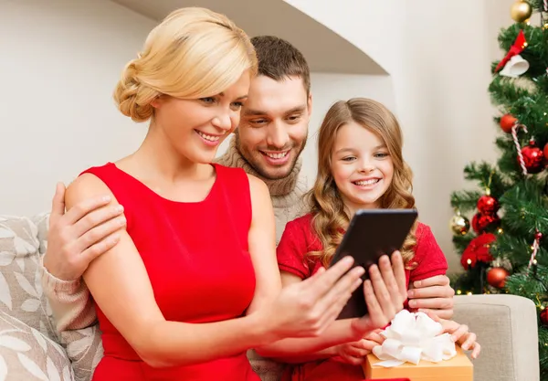 Famiglia sorridente con tablet pc — Foto Stock