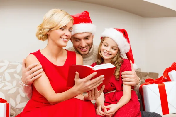 Sorridente libro di famiglia lettura — Foto Stock