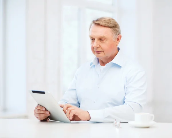 Homem velho com computador tablet pc em casa — Fotografia de Stock