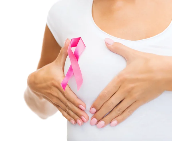 Kvinna med rosa cancer awareness ribbon — Stockfoto