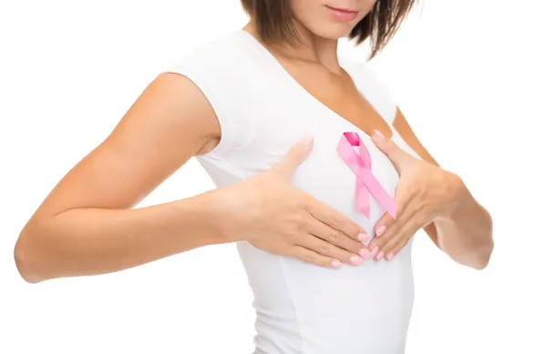 Kobieta z wstążką świadomości raka różowy — Zdjęcie stockowe