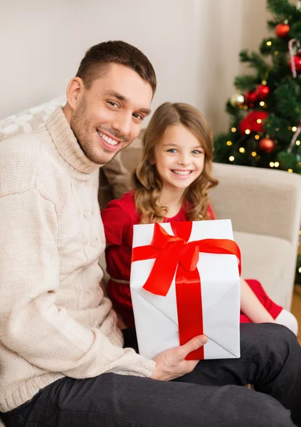 Sorrindo pai e filha segurando caixa de presente — Fotografia de Stock