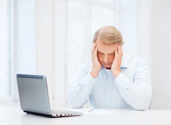 Viejo estresado llenando un formulario en casa — Foto de Stock