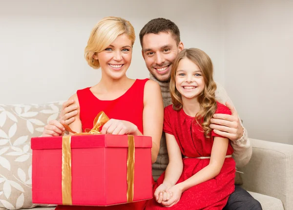 Openen van de doos van de gift en gelukkige familie Stockfoto