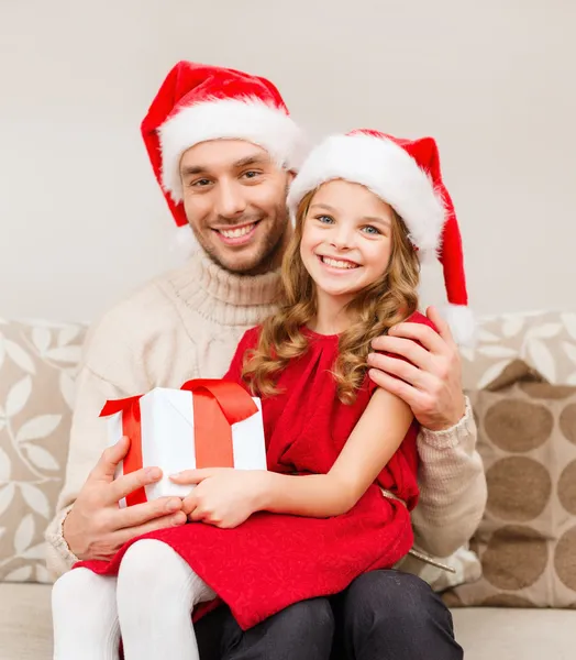 Sonriente padre e hija sosteniendo caja de regalo — Foto de Stock