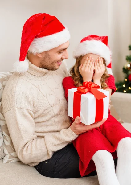 Leende dotter väntar en present från pappa — Stockfoto