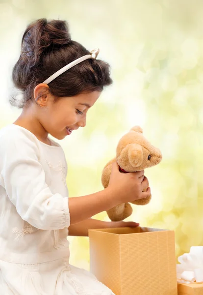 Niña feliz con caja de regalo y oso de peluche —  Fotos de Stock