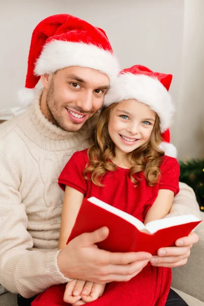 Livre de lecture souriant père et fille — Photo