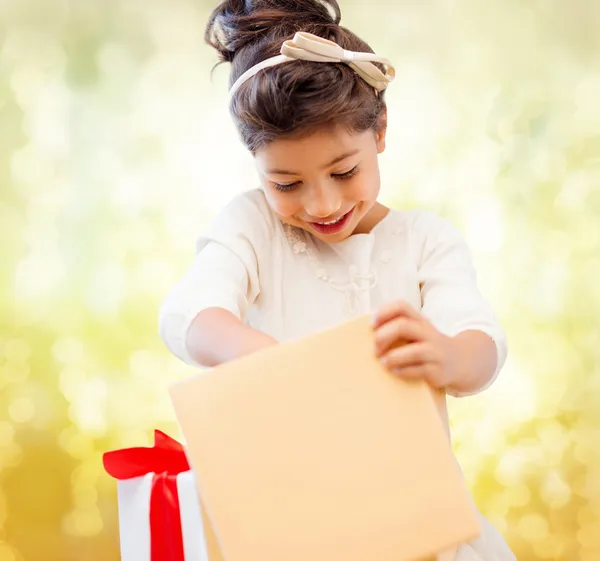 ギフト用の箱と幸せな子供の女の子 — ストック写真