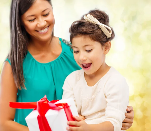 Gelukkig moeder en kind meisje met doos van de gift — Stockfoto