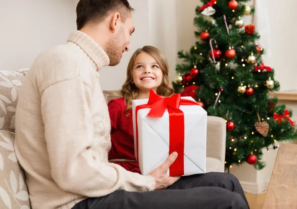 Lächelnder Vater und Tochter schauen einander an — Stockfoto