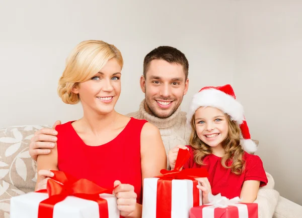 Lächelnde Familie mit vielen Geschenkboxen — Stockfoto