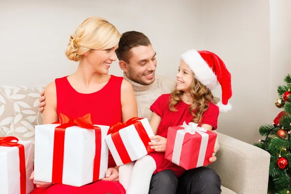 Famiglia sorridente che tiene molte scatole regalo — Foto Stock