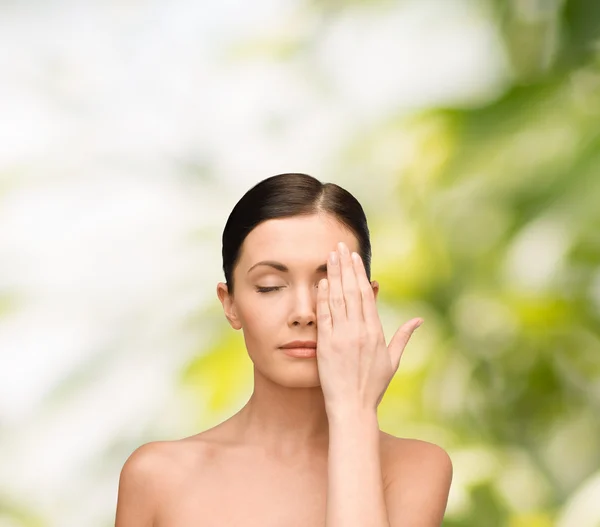 Ruhige junge Frau bedeckt Gesicht mit der Hand — Stockfoto