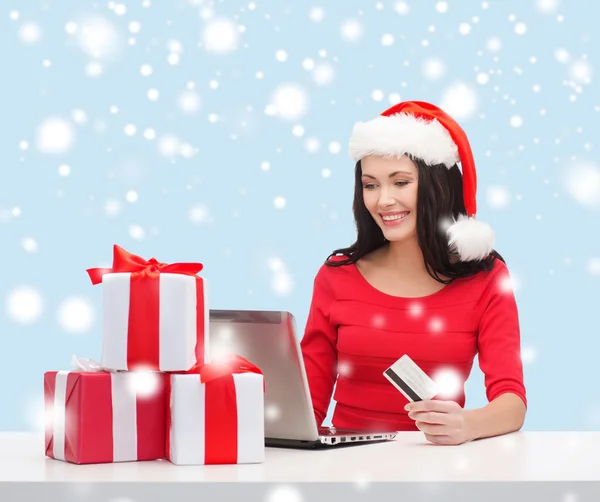 Vrouw met geschenken, laptopcomputer en credit card — Stockfoto