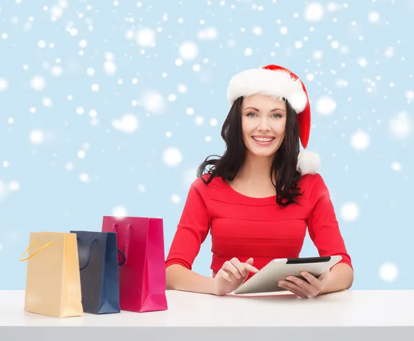 Donna con confezione regalo e tablet pc — Foto Stock