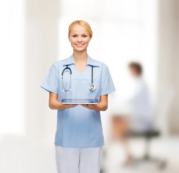 Улыбающаяся женщина врач или медсестра с планшетным ПК — стоковое фото