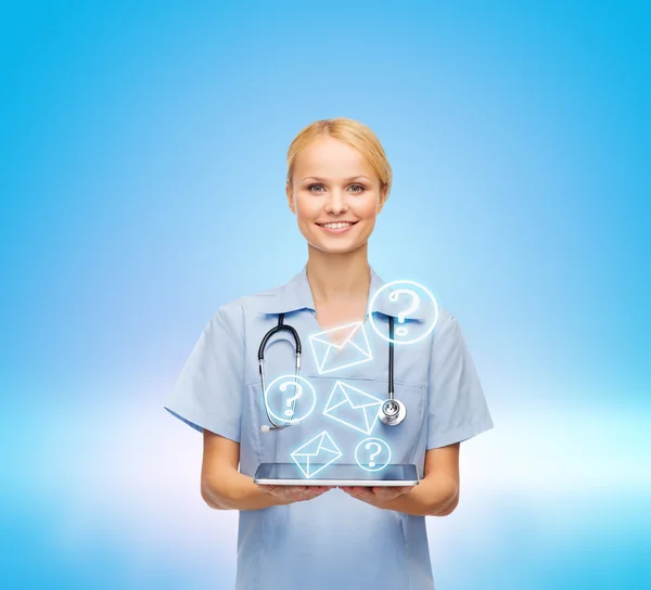 Médico o enfermera sonriente con tableta pc — Foto de Stock
