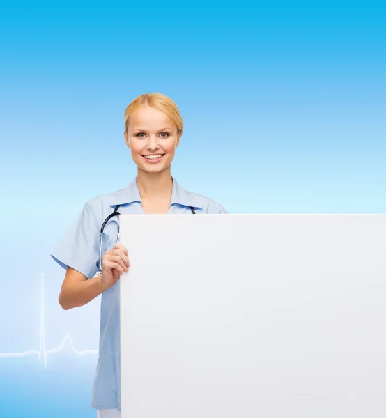 面带笑容的女医生或护士与空白板 — 图库照片