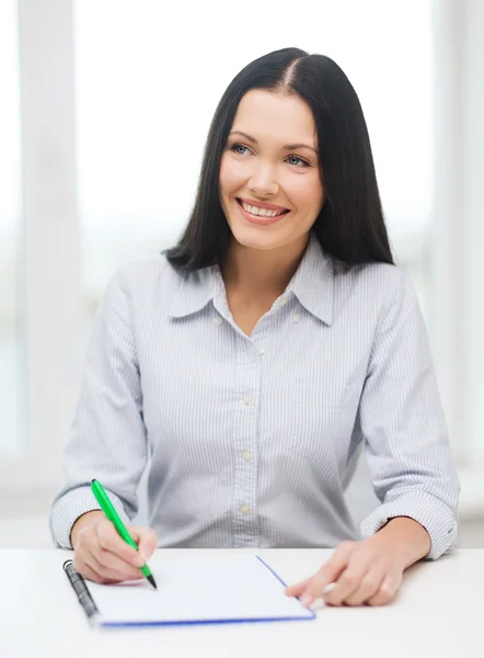 Mujer de negocios sonriente o estudiante estudiando —  Fotos de Stock
