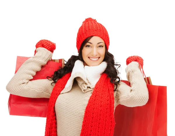 Lachende vrouw in warme clothers met shopping tassen — Stockfoto