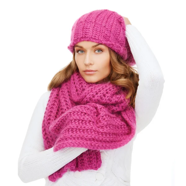 Woman in pink hat and scarf — Stock Photo, Image