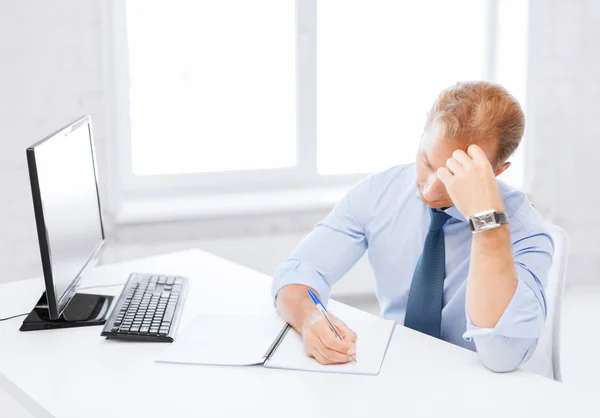 Zakenman met notebook en computer — Stockfoto