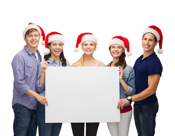 Grupp leende studenter med vit blank styrelse — Stockfoto
