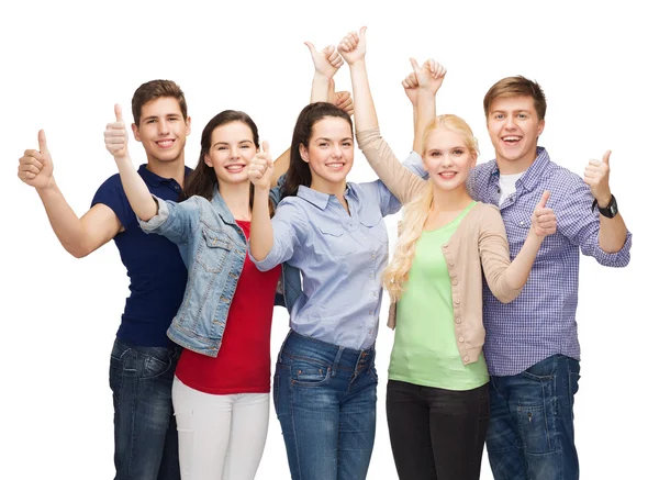 Gruppo di studenti sorridenti che mostrano i pollici in su — Foto Stock