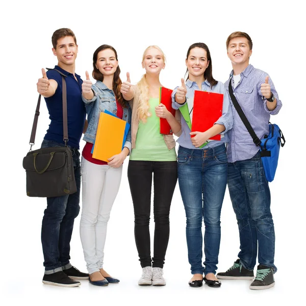 Gruppe lächelnder Studenten zeigt Daumen hoch — Stockfoto