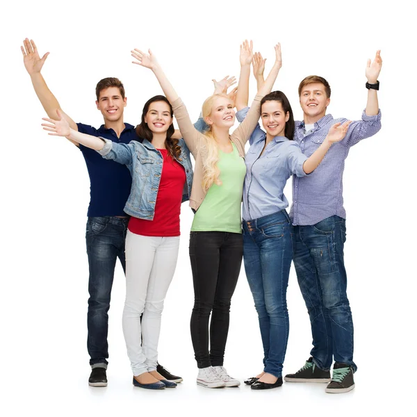 Groep lachende studenten handen zwaaien — Stockfoto