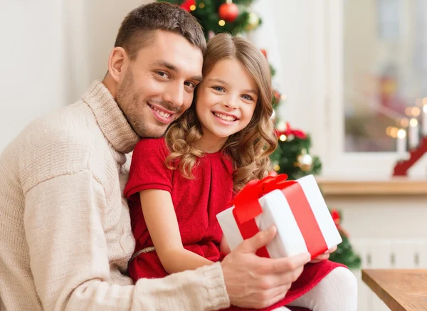 พ่อและลูกสาวที่ยิ้มถือกล่องของขวัญ — ภาพถ่ายสต็อก