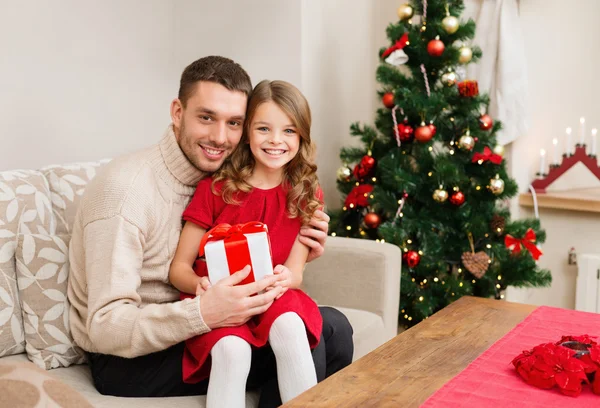 Glimlachend vader en dochter houden doos van de gift — Stockfoto