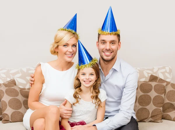 Familia feliz en sombreros celebrando —  Fotos de Stock