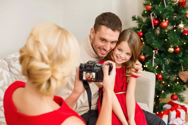 Mother taking picture of father and daughter — Stock Photo, Image