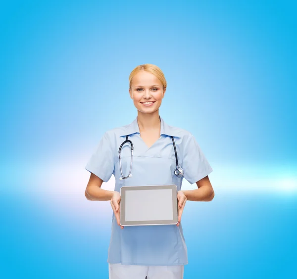 Sorridente medico o infermiere con tablet pc — Foto Stock