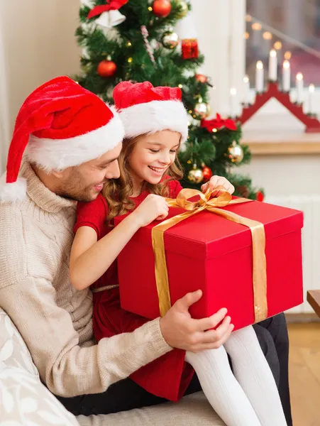 Smiling father and daughter opening gift box — Stock Photo, Image
