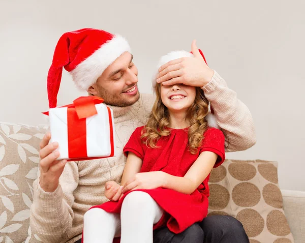 Sorridente padre sorprende figlia con confezione regalo — Foto Stock